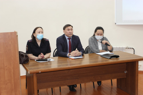 Встреча помощника прокурора Чурапчинского района со студентами ЧГИФКиС